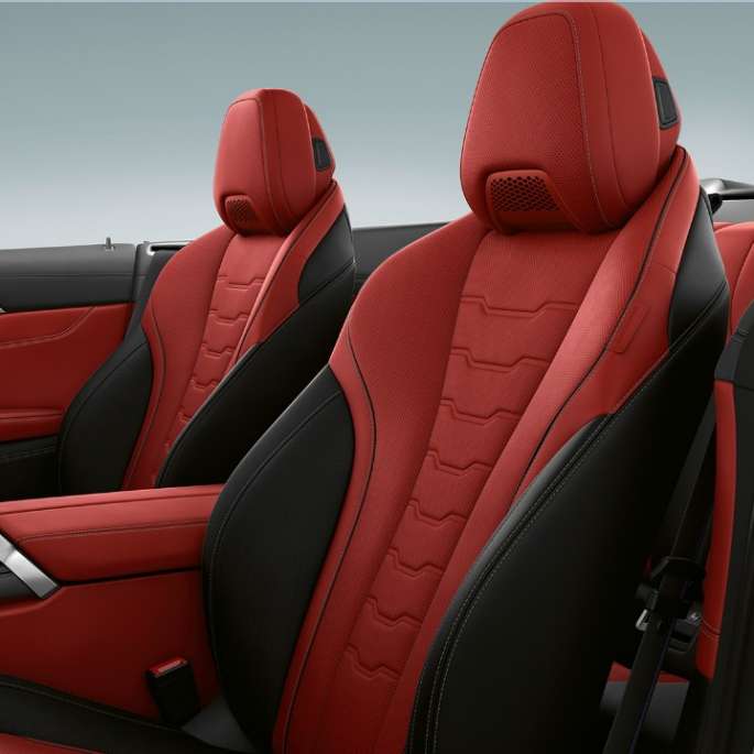 BMW M850i xDrive em preto Carbon metalizado, estofos em pele Merino BMW Individual com pormenores adicionais em vermelho Fiona/preto. BMW M850i xDrive em preto Carbon metalizado, estofos em pele Merino BMW Individual com pormenores adicionais em vermelho Fiona/preto.